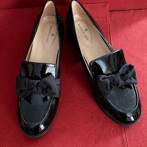 Bandolino Glossy Black Flats with Bow Accent